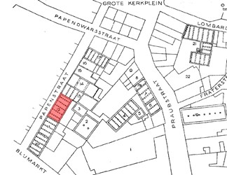 <p>De situering van Papenstraat 11-13 (aangegeven met nummer 12) op de kaart van G. Berends uit 1974 van de gebouwen van het Fraterhuis. </p>
